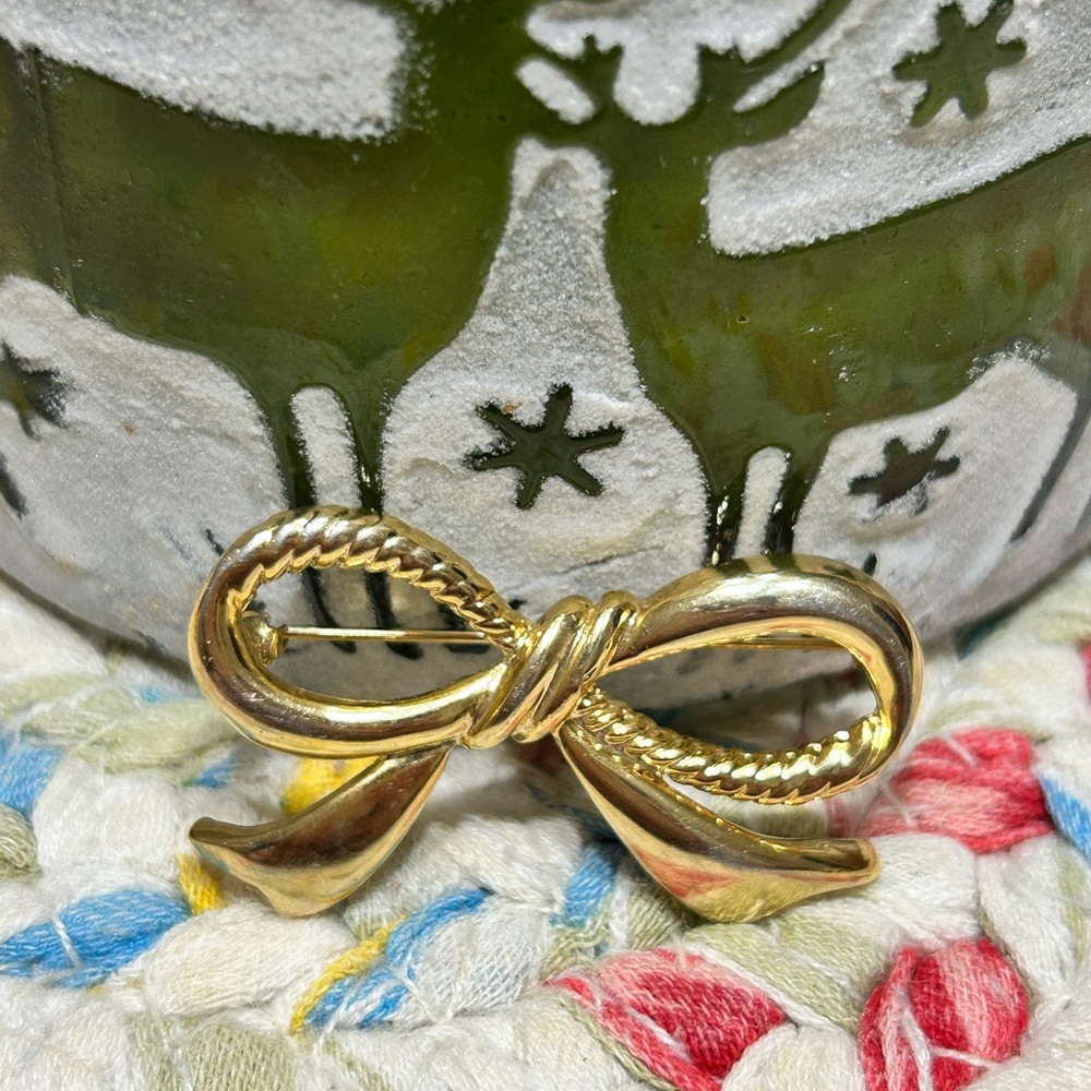 Gold Twisted Bow Brooch
